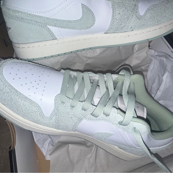 AIR JORDAN 1 LOW SE
WHITE/SEAFOAM-SAI
10.5 - Picture 3 of 5